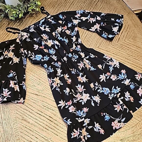 Floral bell sleeve open shoulder dress size S - Picture 6 of 11